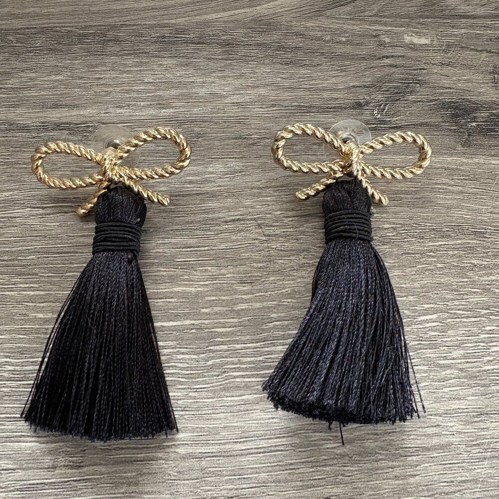 Gold bow earrings